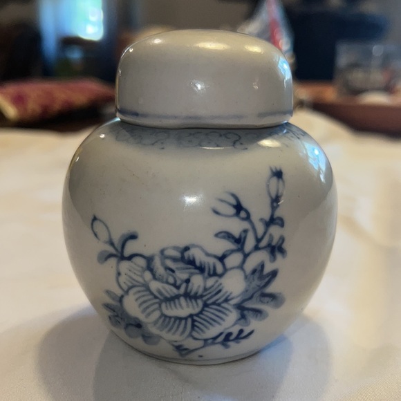 Chinese Cobalt Blue & White Floral Pattern Ceramic Porcelain Ginger Jar. - Picture 3 of 12